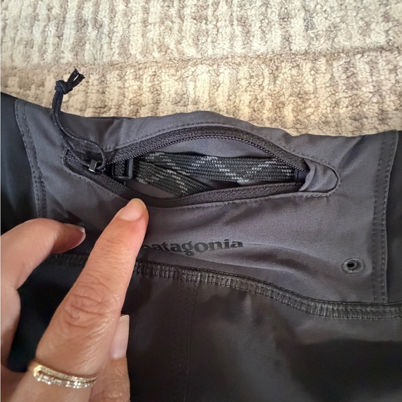 Patagonia Women’s Grey/Black hydropeak Active Shorts, size XL - Picture 4 of 10